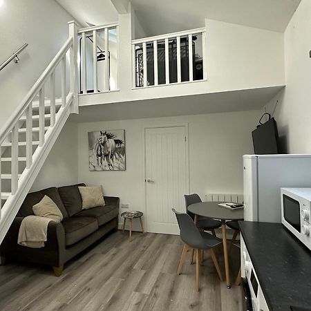 Central Colwyn Bay F1 Экстерьер фото